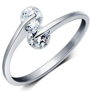 Vacker ring av hög kvalite med strasskristaller