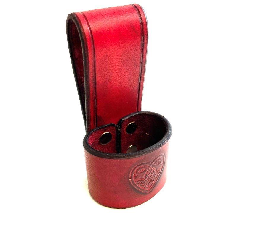 Handgjord yx och verktygshållare i äkta svenskt veg läder