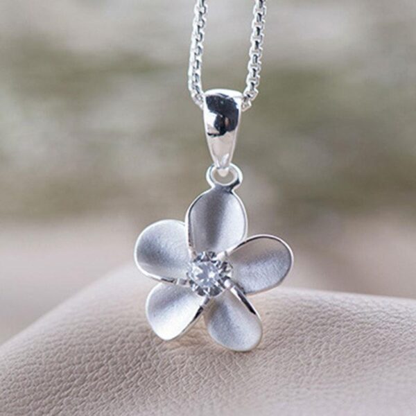 Silverfärgat blomma halsband med kedja och vit strass