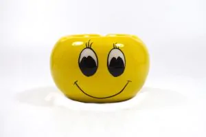 Askfat i keramik -Oskyldig Smiley